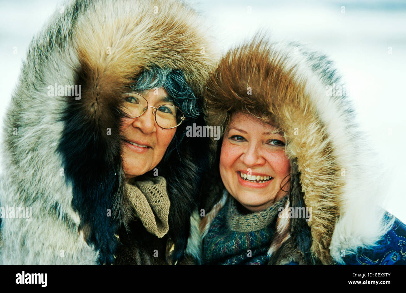 Deux femmes dans des vêtements de fourrure, USA, Alaska, Unalaklet Banque D'Images