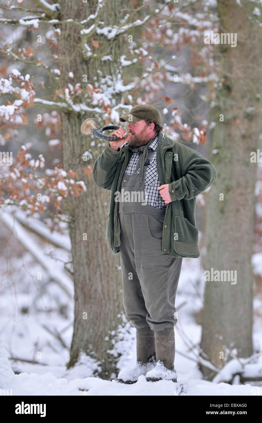 La préparation des élections est à la place d'hiver et ses coups de cor de chasse pour appeler le gibier sauvage, l'Allemagne, en Rhénanie du Nord-Westphalie, Rhénanie-Palatinat Banque D'Images