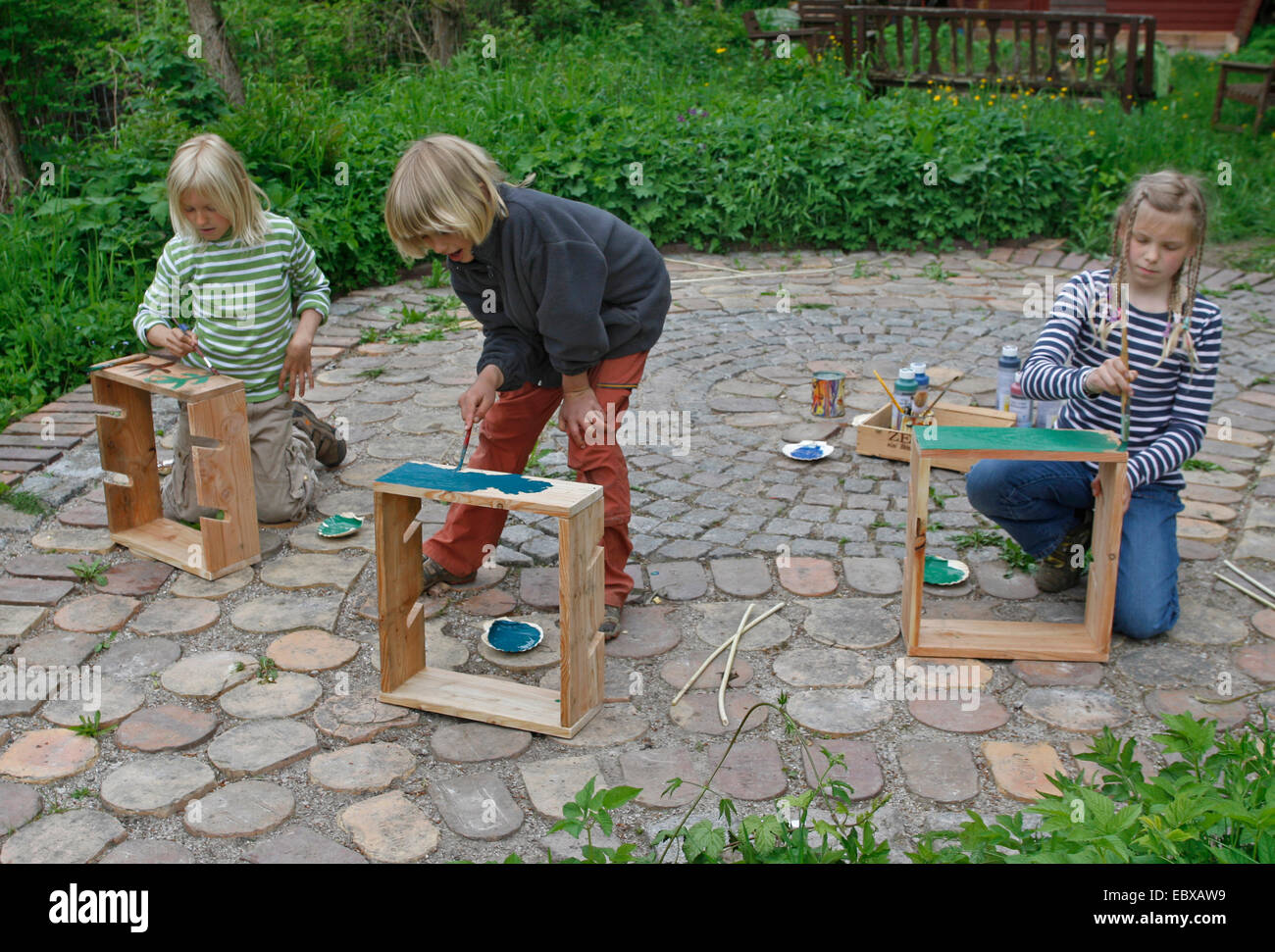 Les enfants font des un apple bouteille ; les enfants sont leur peinture terminé déshydrateurs apple dans des couleurs vives, Allemagne Banque D'Images