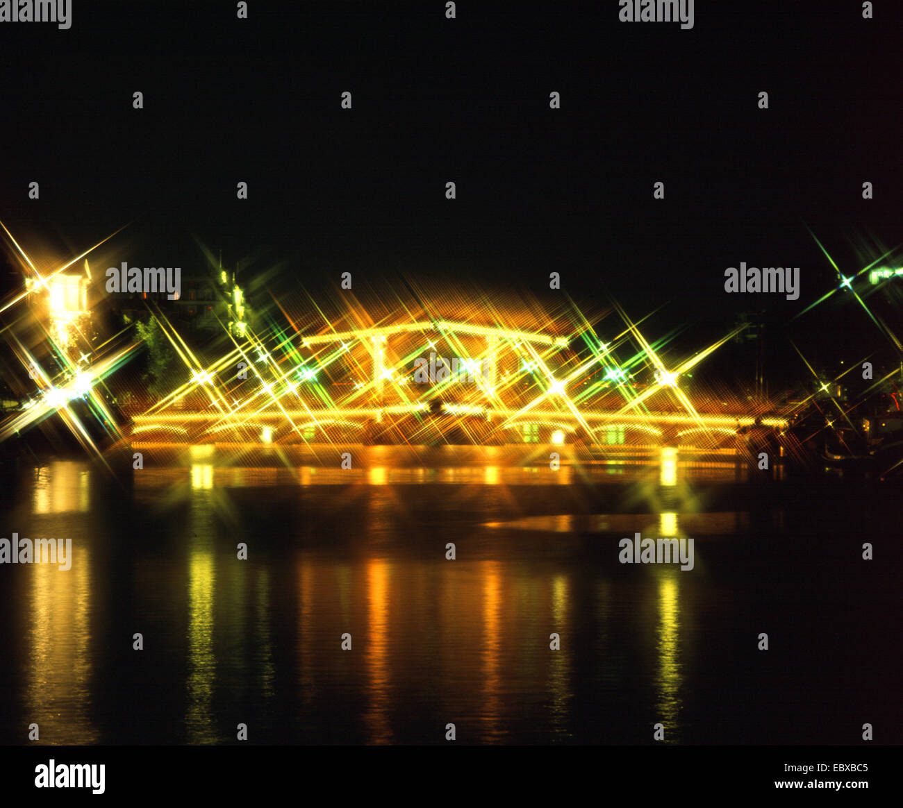 Le pont Magere Brug sur la rivière Amstel à Amsterdam, Pays-Bas, nuit Banque D'Images
