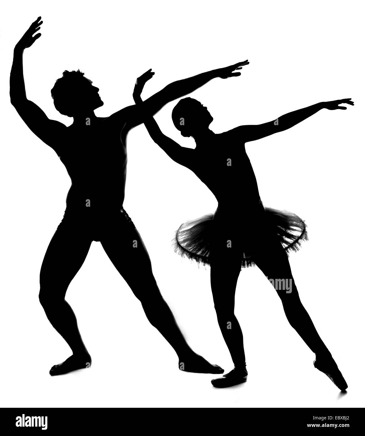 Silhouette d'un jeune couple danse classique Banque D'Images