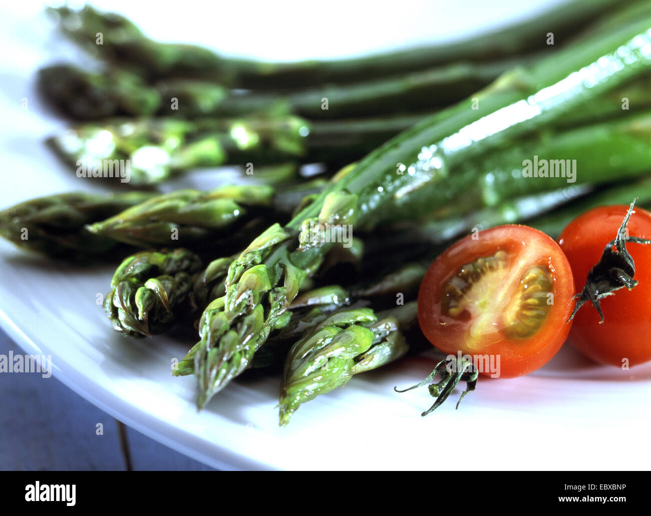 Asperges vertes sur une plaque Banque D'Images