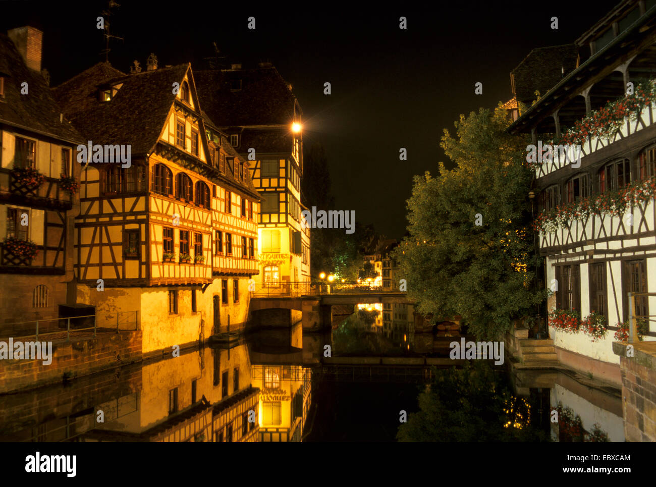 Maisons à colombages dans la vieille ville en miroir dans l'eau, France, Alsace, Strasbourg Banque D'Images