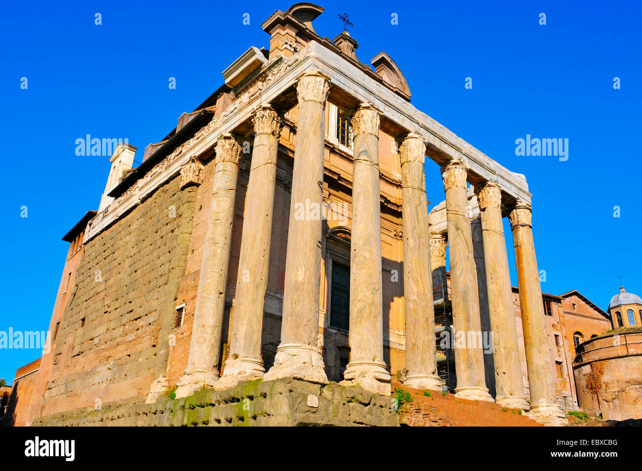 Le Temple d'Antonin et Faustine dans le Forum romain de Rome, Italie, converti à une église catholique, San Lorenzo in Miranda Banque D'Images