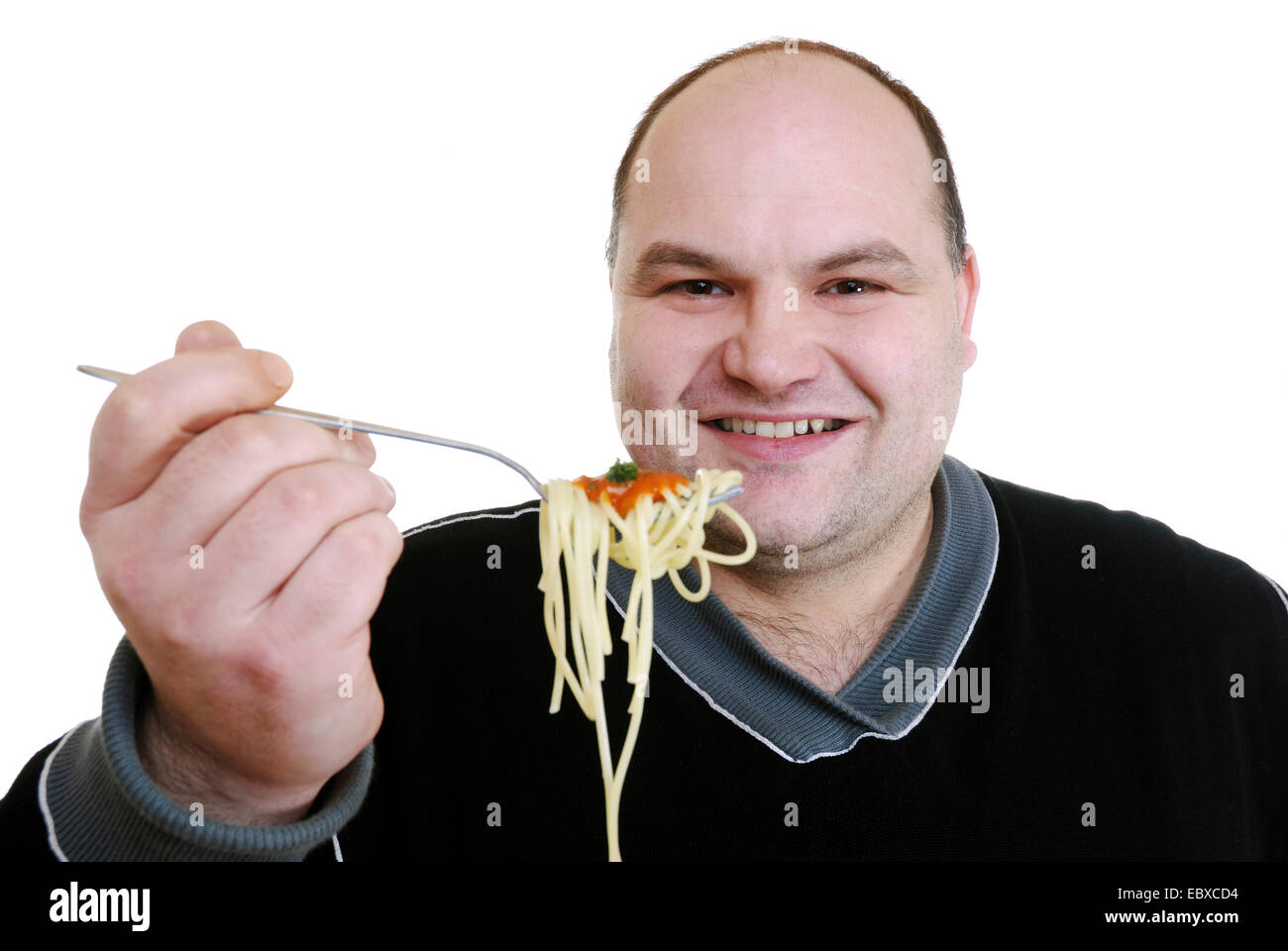 L'homme mange du spaghetti Banque D'Images