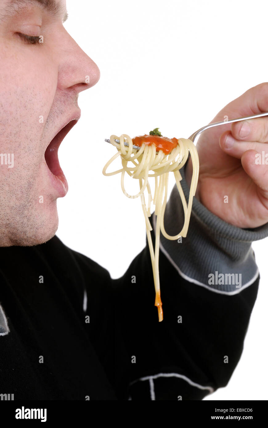 L'homme mange du spaghetti Banque D'Images