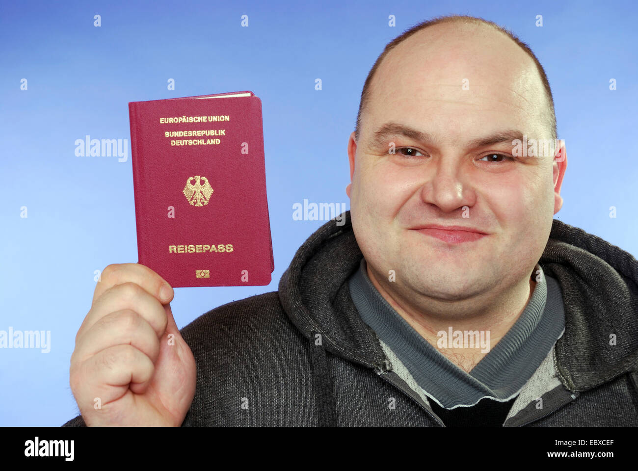 Homme tenant son passeport Banque D'Images