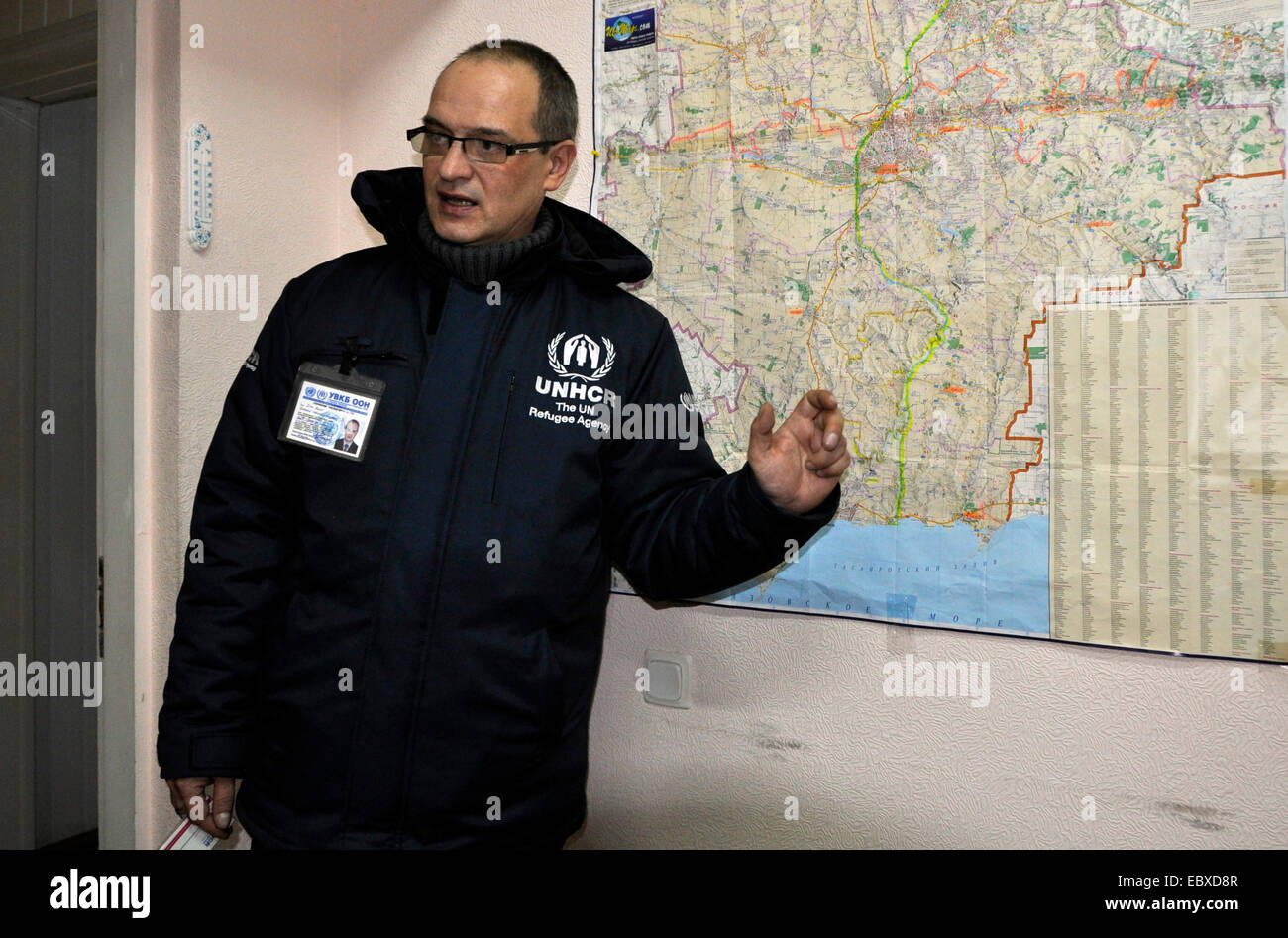 Igor Jacko de Marioupol est le HCR parle de centaines de personnes, qui dorment à l'extérieur maintenant dans un camp d'Sedovo Novoazovsk proche. Les gens visitent le centre de distribution de l'aide humanitaire à Marioupol, qui aide et soutient les réfugiés ukrainiens. En raison du conflit dans l'Est de l'Ukraine avait à sortir de leur maison et aussi émigrer vers les pays étrangers. Photo est prise à Mariupol, Ukraine, le 2 décembre 2014. (CTK Photo/Milan Syrucek) Banque D'Images