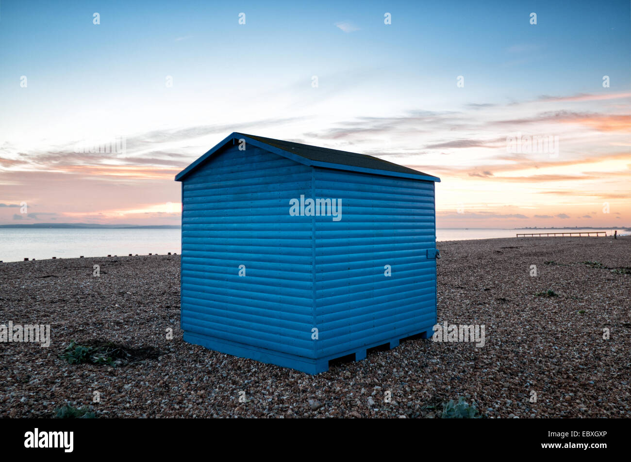 Blue Beach Hut au crépuscule Hayling Island Hampshire UK Banque D'Images