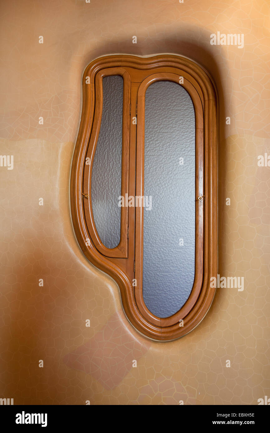 Fenêtre double intérieure par Gaudi en Casa Batllo, Barcelone, Catalogne, Espagne Banque D'Images