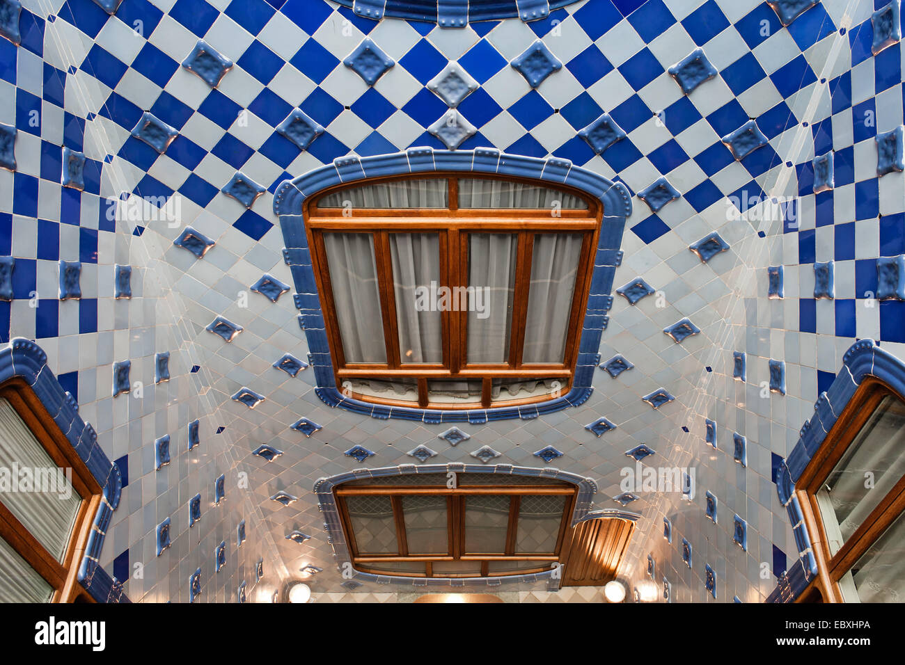 Casa Batllo par Antoni Gaudi à Barcelone, Catalogne, Espagne. Fenêtres et de carrelage façade de l'atrium. Banque D'Images