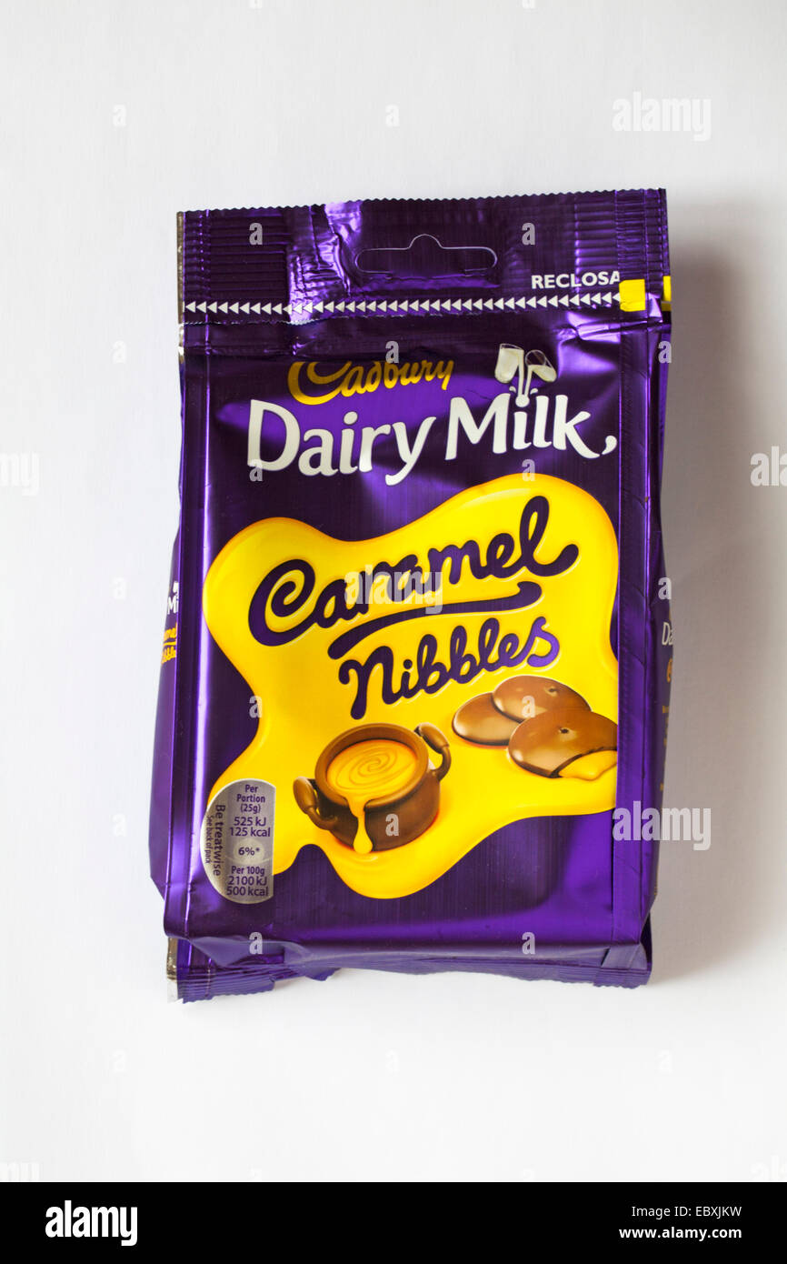 Sachet de lait Cadbury Caramel Nibbles isolé sur fond blanc Banque D'Images