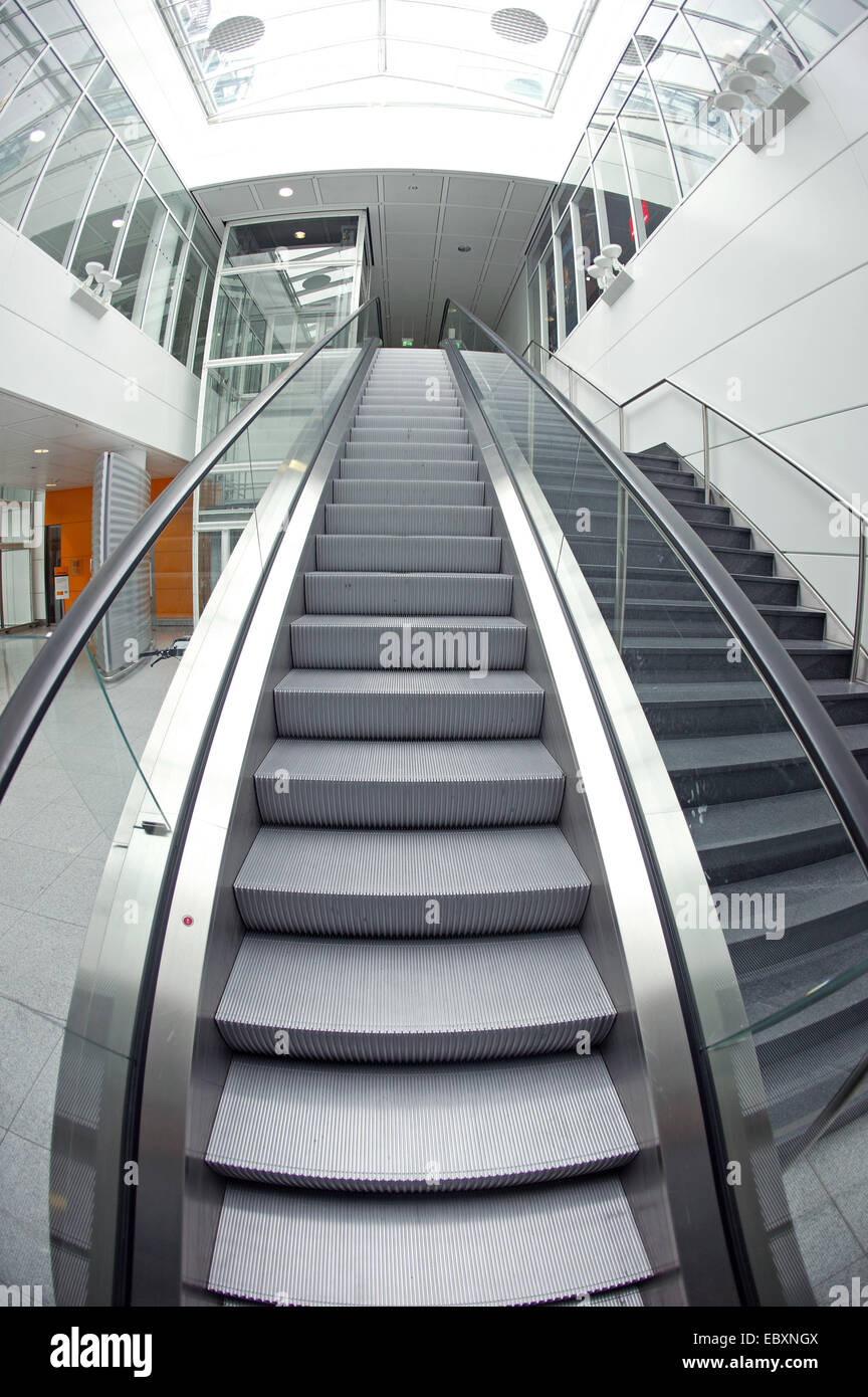 Escalier roulant à l'aéroport de Munich Banque D'Images