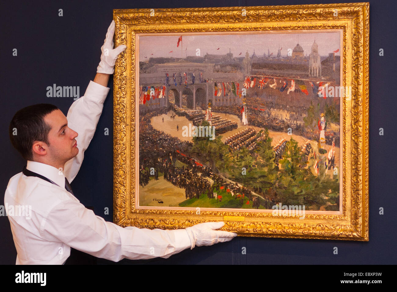 Londres, Royaume-Uni. 5 Décembre, 2014. Maison de renommée mondiale aution Sotheby's est d'offrir une collection de maîtres britanniques et continentaux d'être vendu aux enchères le 10 décembre 2014. Photo : Sotheby's un technicien galerie accroche Sir John Lavery a célébré la peinture de la Parade de la victoire de Londres 1919 à l'Admiralty Arch. La peinture a une valeur estimée entre 300 000 € et 500 000 €. Crédit : Paul Davey/Alamy Live News Banque D'Images