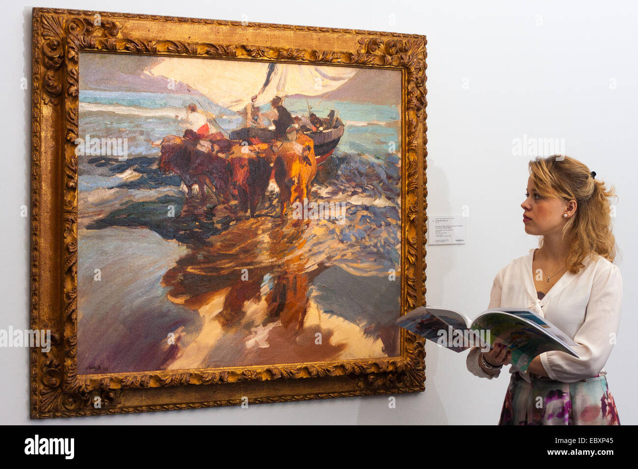 Londres, Royaume-Uni. 5 Décembre, 2014. Maison de renommée mondiale aution Sotheby's est d'offrir une collection de maîtres britanniques et continentaux d'être vendu aux enchères le 10 décembre 2014. Photo : une femme admire le bold des touches de Joaquin Sorolla's Vuelta de la Pesca, Playa Valencia (le retour de la pêche, plage de Valence) qui est prévu pour aller chercher entre EUR 1,4 et 1.8Million aux enchères. Crédit : Paul Davey/Alamy Live News Banque D'Images