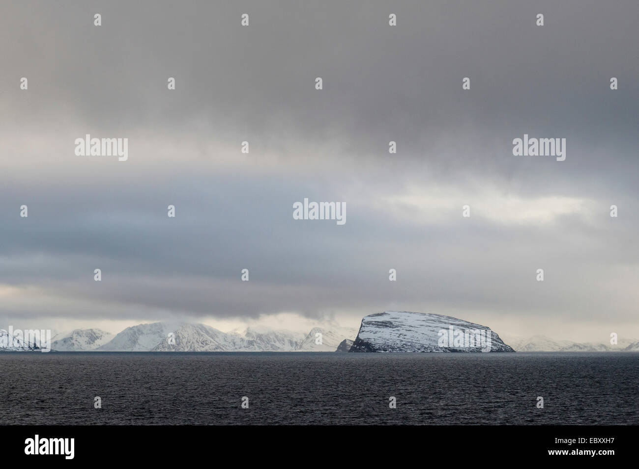 L'île Rocky Håja dans l'anse gris près de Hammerfest, 25 février 2014 Banque D'Images