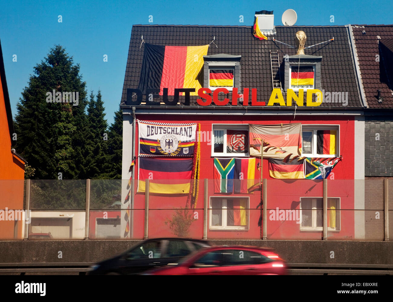 Chambre à l'autoroute A40 décorée de drapeaux allemands et sud-africains et l'écriture Deuschland, Allemagne, Rhénanie du Nord-Westphalie, région de la Ruhr, à Essen Banque D'Images