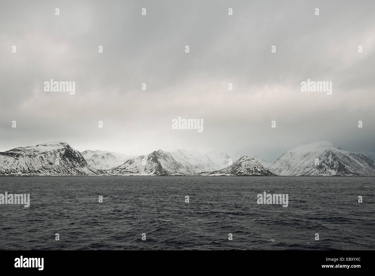 La Norvège - La neige a couvert l'île rocky Sørøya à la mer sombre, 25 février 2014 Banque D'Images