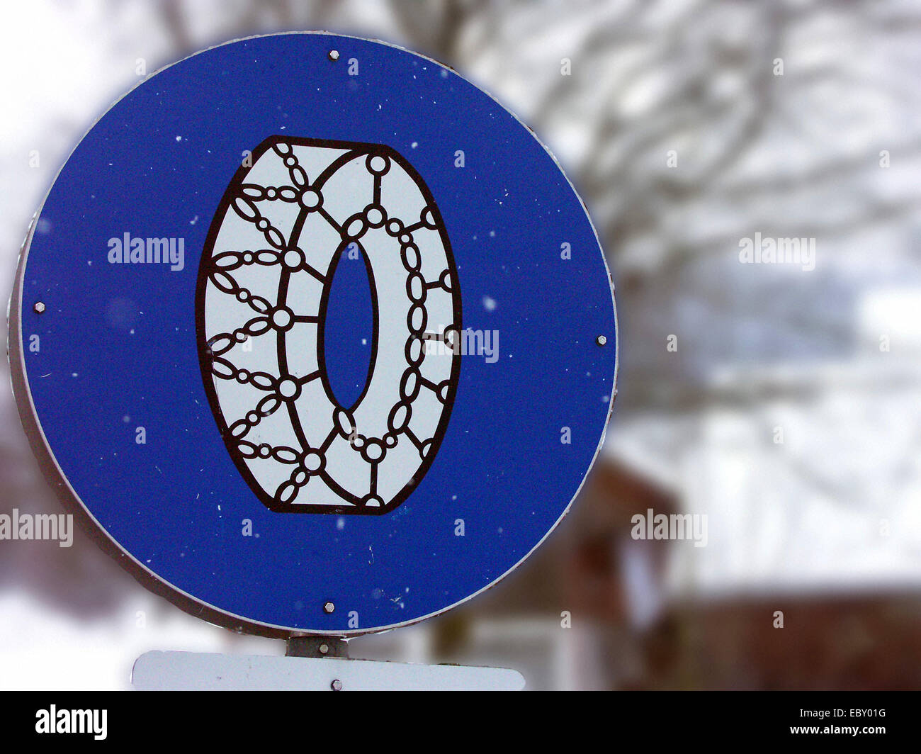 Panneau de signalisation, les chaînes à neige obligatoires Banque D'Images