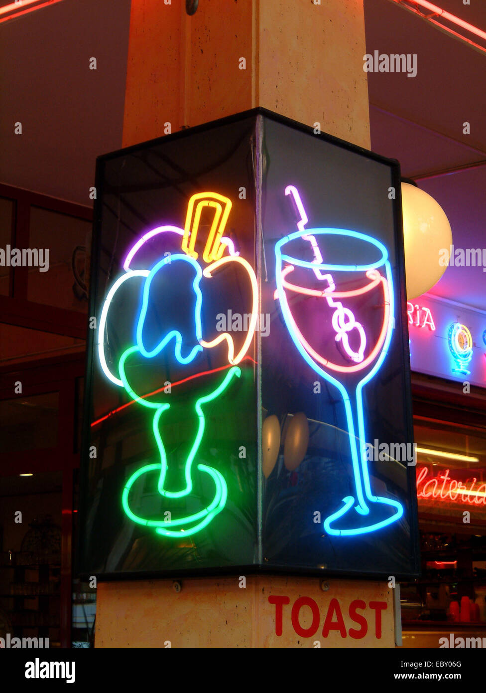 La publicité lumineuse sundae formant dans un bar italien Banque D'Images