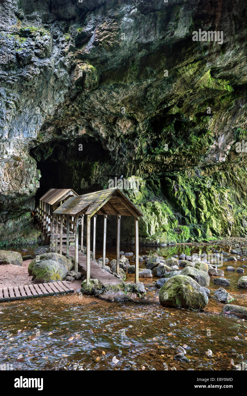 Pont de bois couverte mène au Smoo Cave partiellement inondé, grotte calcaire Durness, Sutherland, comté de Highland, Scotland Banque D'Images