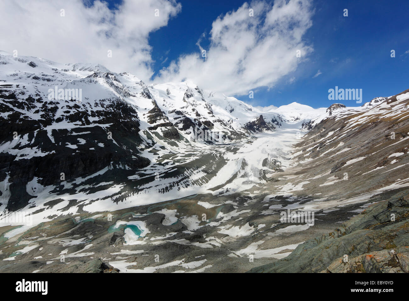 Vue depuis Kaiser-Franz-Josefs-Hoehe Pasterze Glacier avec plus de montagne Grossglockner, à gauche, et le Johannisberg Mountain Banque D'Images