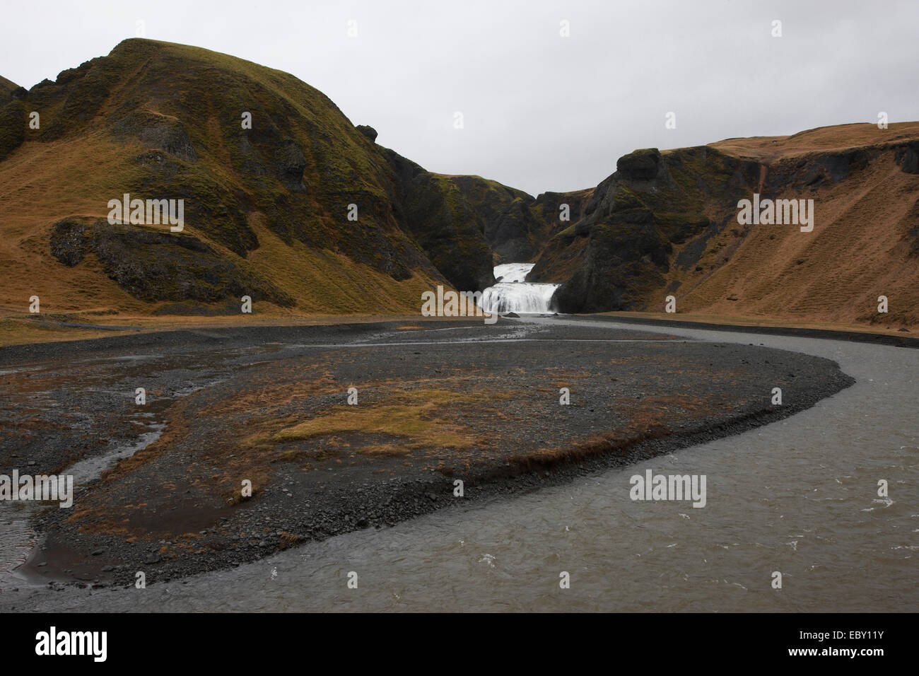 En venant de la rivière Wasserfall Stjornarfoss serpentant à travers un sandur, Islande, SuedIsland Banque D'Images