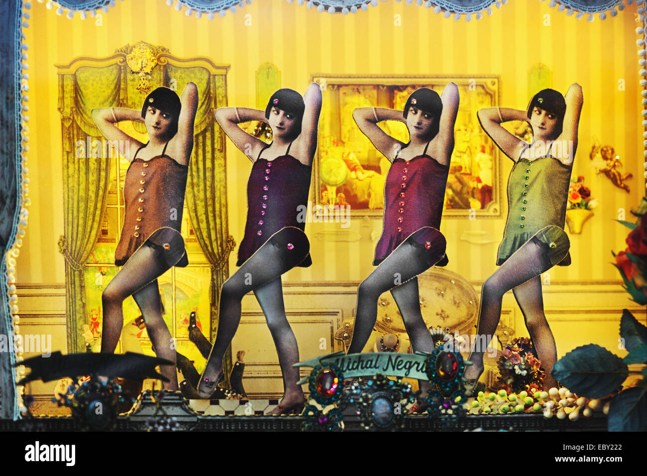 Filles dansant rétro mécanique cancan. Showcase department store 'Passage' à Saint-Pétersbourg, Russie Banque D'Images