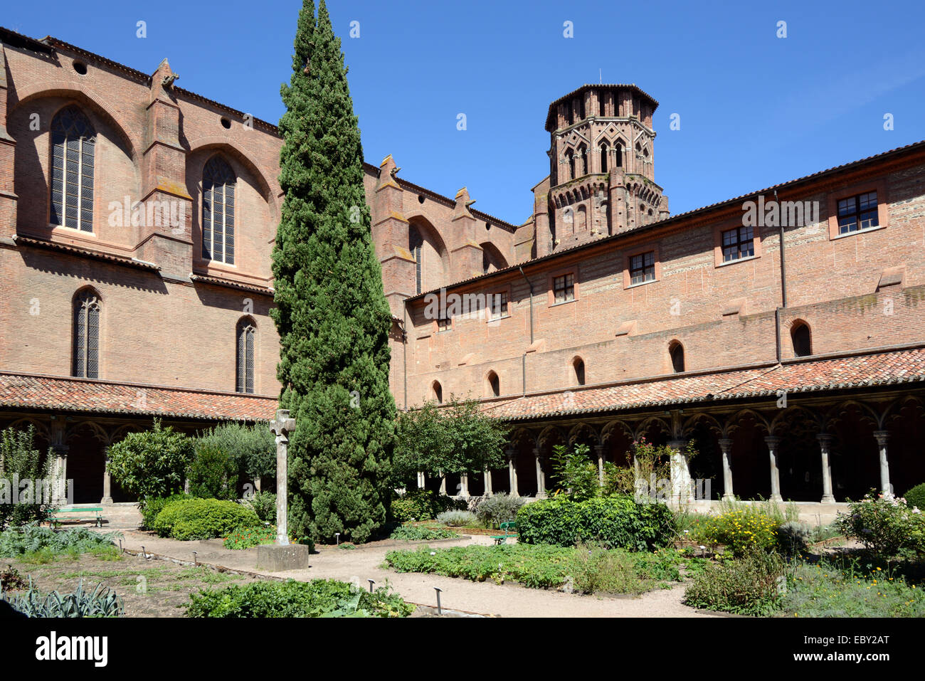 Cloître et jardin du monastère Musée des Augustins Musée ou ancien monastère TOULOUSE Haute-Garonne France Banque D'Images