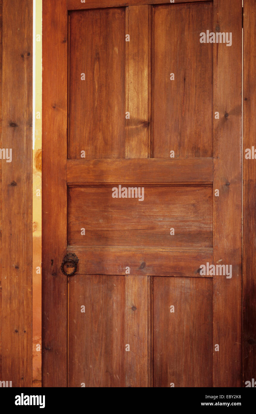Bois teinté avec poignée de verrouillage de porte vintage set de mur en bois avec porte légèrement ouverte permanent Banque D'Images
