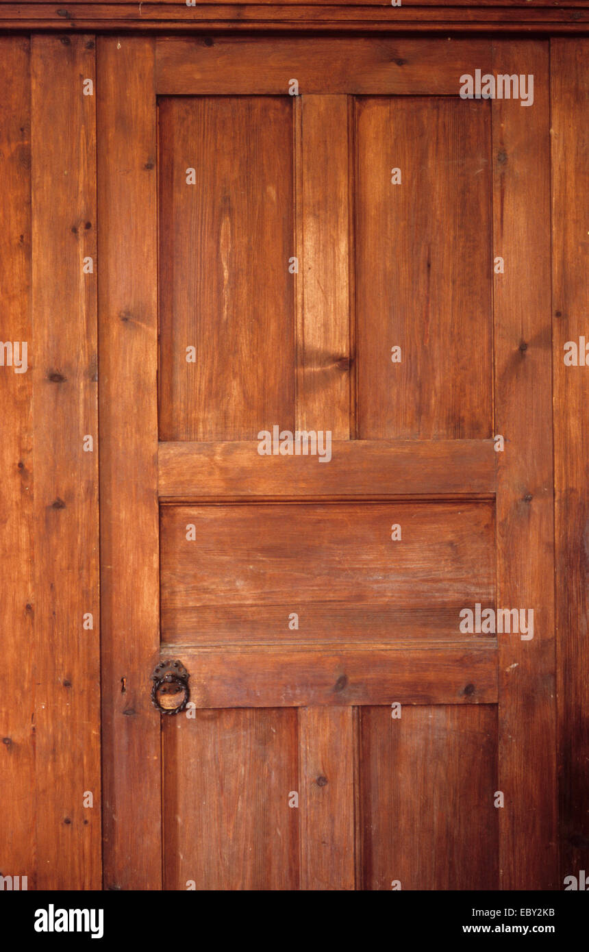 Bois teinté avec poignée de verrouillage de porte vintage set de mur en bois avec porte fermée permanent Banque D'Images