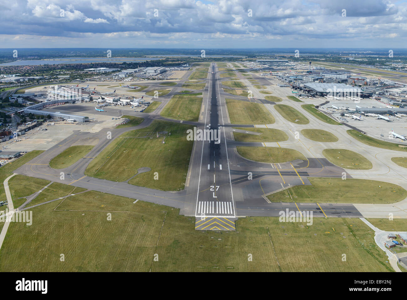 Une vue aérienne à l'ouest de la piste vers le bas 27L à l'aéroport de Heathrow, Londres Banque D'Images