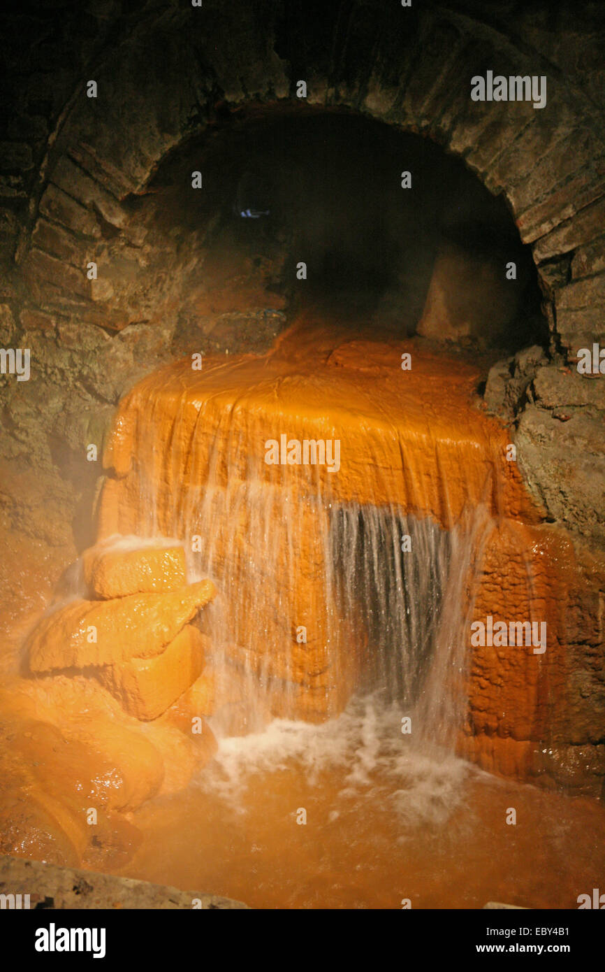 Source d'eau chaude dans le réservoir par les bains romains de Bath UK Banque D'Images