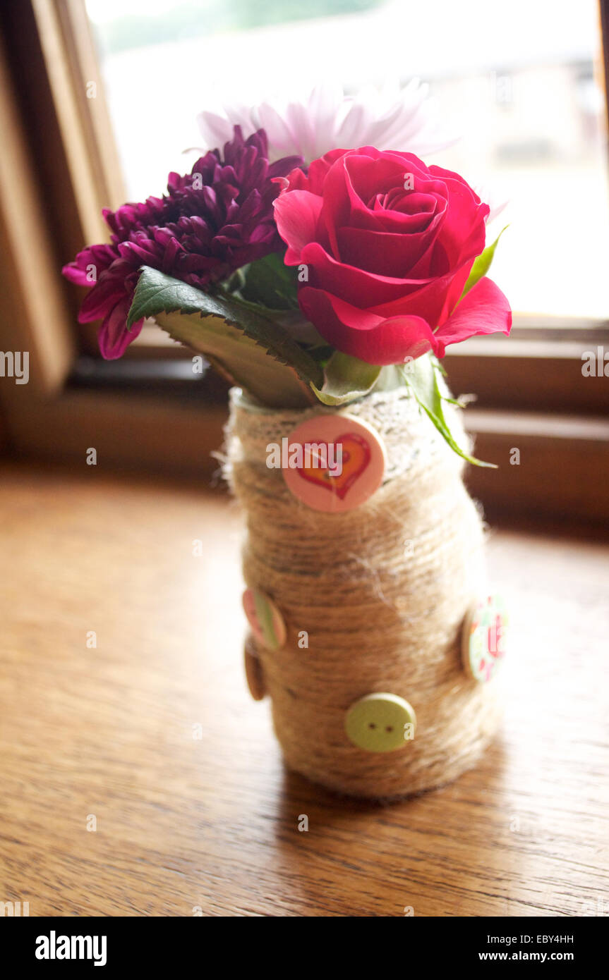 Rose, rouge et blanc fleurs dans un petit vase Banque D'Images