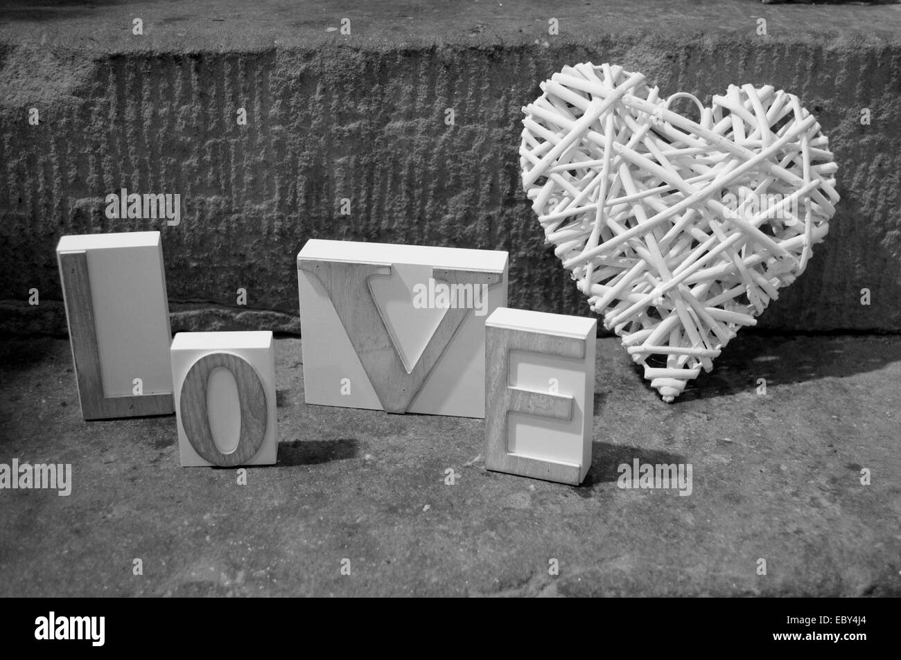 L'Amour en bois coeur en osier avec signe Banque D'Images