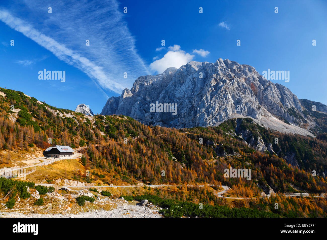 La Slovénie alpes. Pass Vrsic et Mont Prisojnik sur l'arrière Banque D'Images