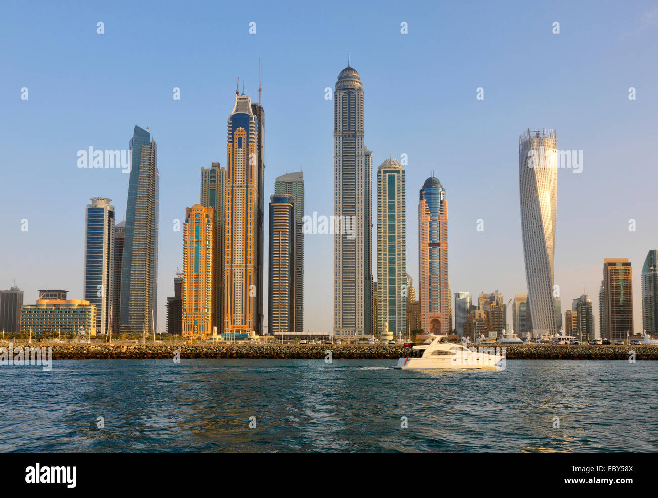 La Marina de Dubaï Waterfront. Les touristes la voile autour de la Marina de Dubaï. Banque D'Images