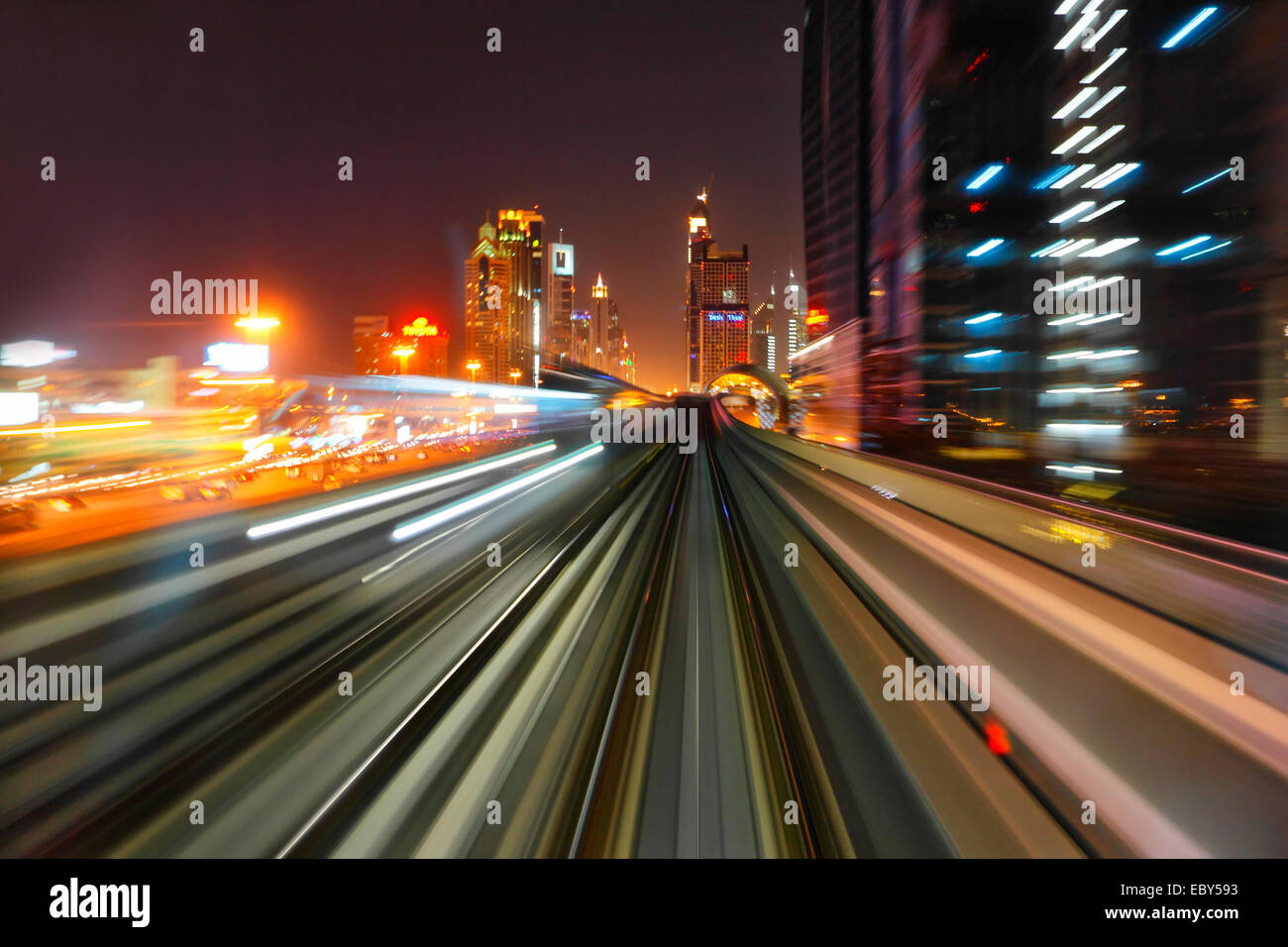 Métro de Dubaï par nuit Banque D'Images