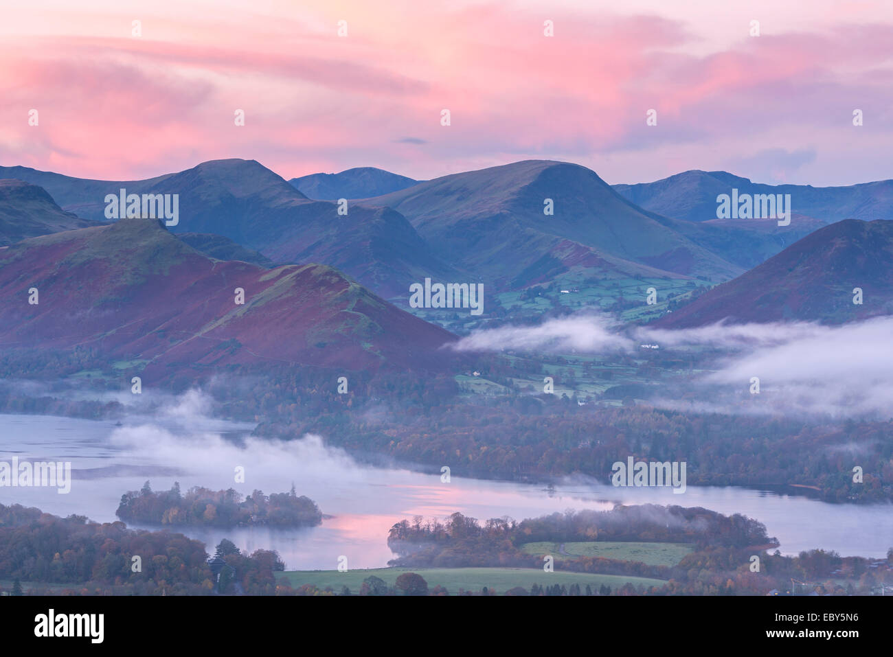 Misty le lever du soleil sur l'eau et le Derwent Valley Newlands, Lake District, Cumbria, Angleterre. L'automne (novembre) 2014. Banque D'Images