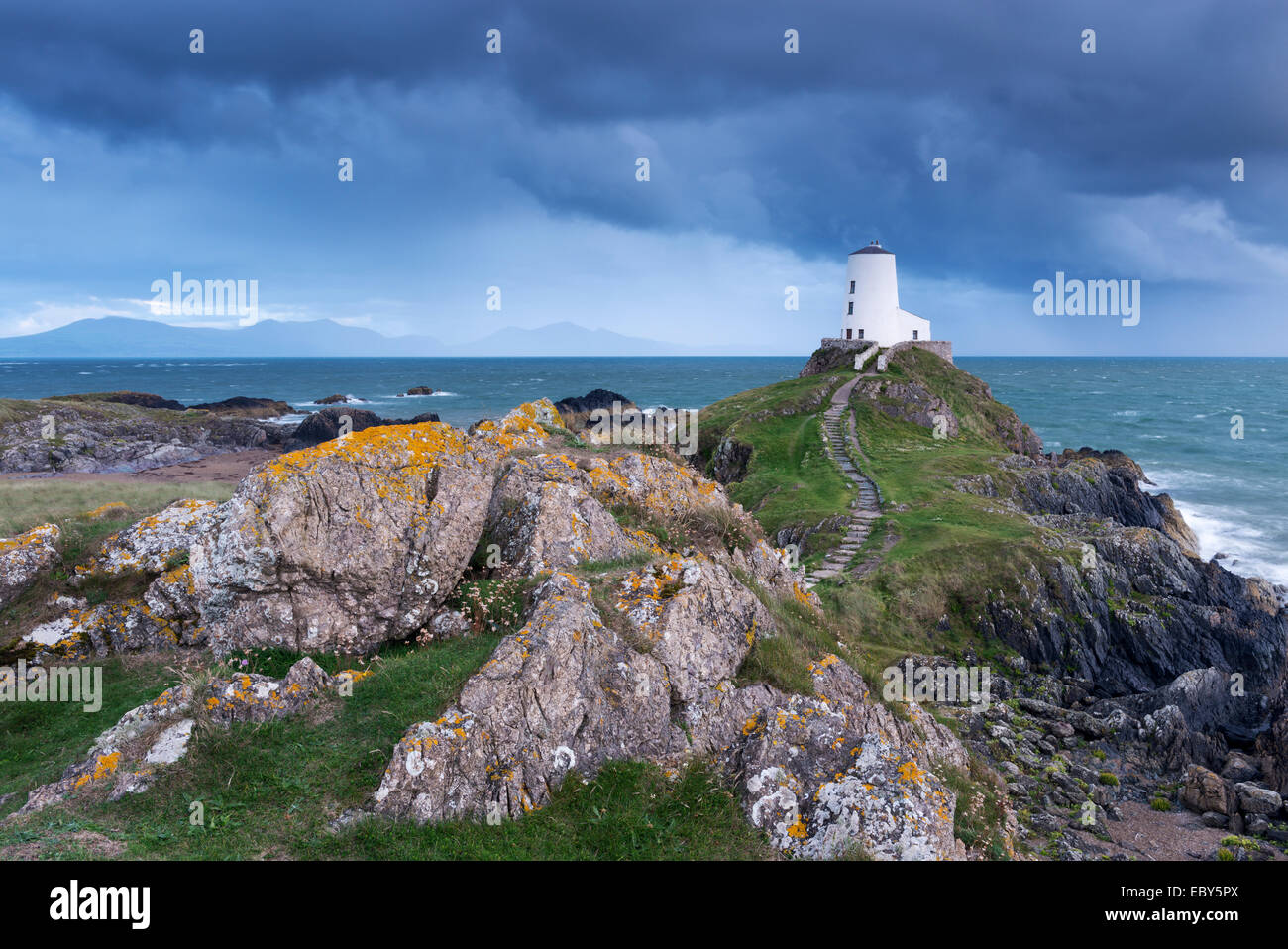 Twr Mawr phare sur l'île Llanddwyn, Anglesey, Pays de Galles. L'automne (septembre) 2013. Banque D'Images