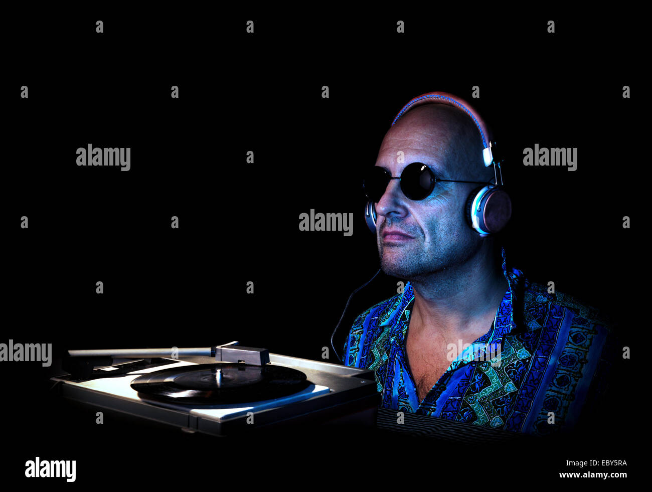 Man avec casques et lunettes entendre de la musique d'un vieux phono Banque D'Images