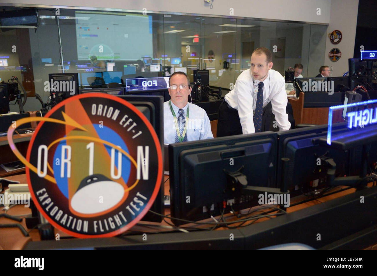 Cap Canaveral, USA. Le 05 mai 2014. Pré-lancement de la NASA Richard LaBrode Directeur de vol (à gauche) et Doug Haskovec (droite) dans le groupe des systèmes électriques et mécaniques travailler en vue de résoudre le petit problème qui a reporté le lancement du vaisseau spatial Orion de la NASA le 5 décembre 2014 au Cap Canaveral, en Floride. Le véhicule spatial Orion en orbite deux fois la terre, atteignant une altitude d'environ 3 600 kilomètres au-dessus de la terre avant d'atterrir dans l'océan Pacifique. Credit : Planetpix/Alamy Live News Banque D'Images