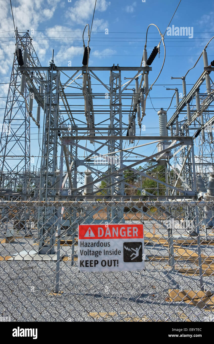 Panneau de danger avertissant de lignes électriques à haute tension dangereuses et conseillant de rester à l'extérieur à la station de transfert d'électricité, Alabama USA. Banque D'Images