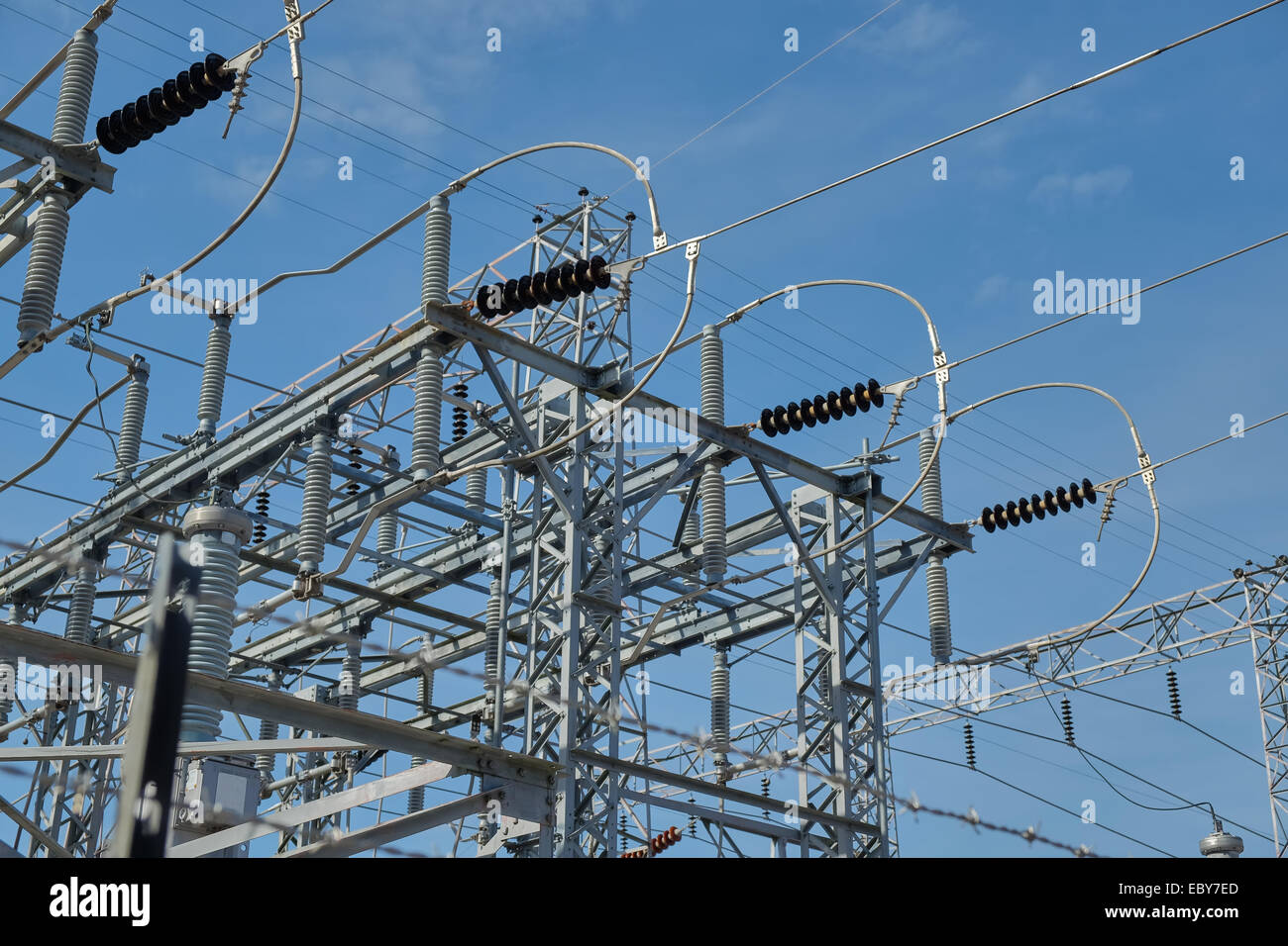 Lignes de transport d'électricité à haute tension dans le cadre d'une centrale hydroélectrique, Jordan Dam, Alabama États-Unis. Banque D'Images Lignes de transport d'électricité à haute tension dans le cadre d'une centrale hydroélectrique, Jordan Dam, Alabama États-Unis. Banque D'Images