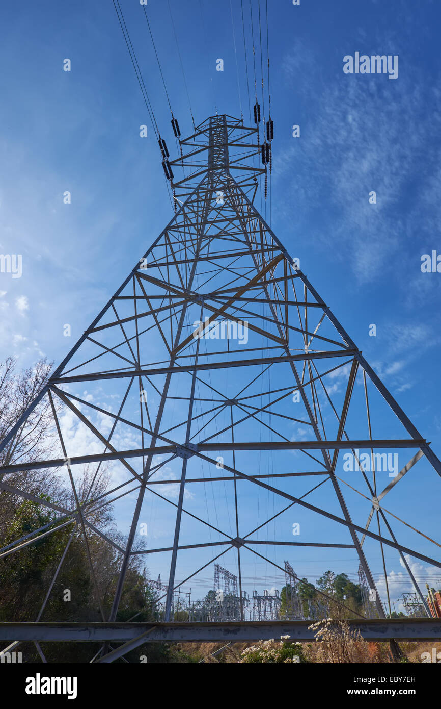 Tour de transmission électrique haute tension à une usine d'énergie hydroélectrique au barrage de la Jordanie, New York USA. Banque D'Images
