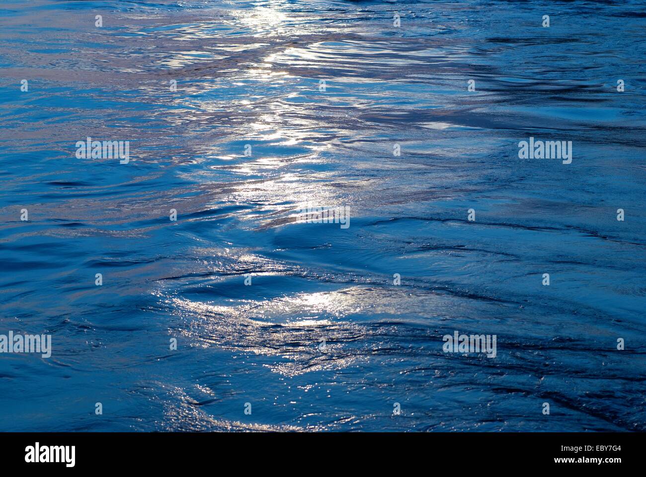 L'eau bleu avec sun line peut être utilisé pour le fond Banque D'Images