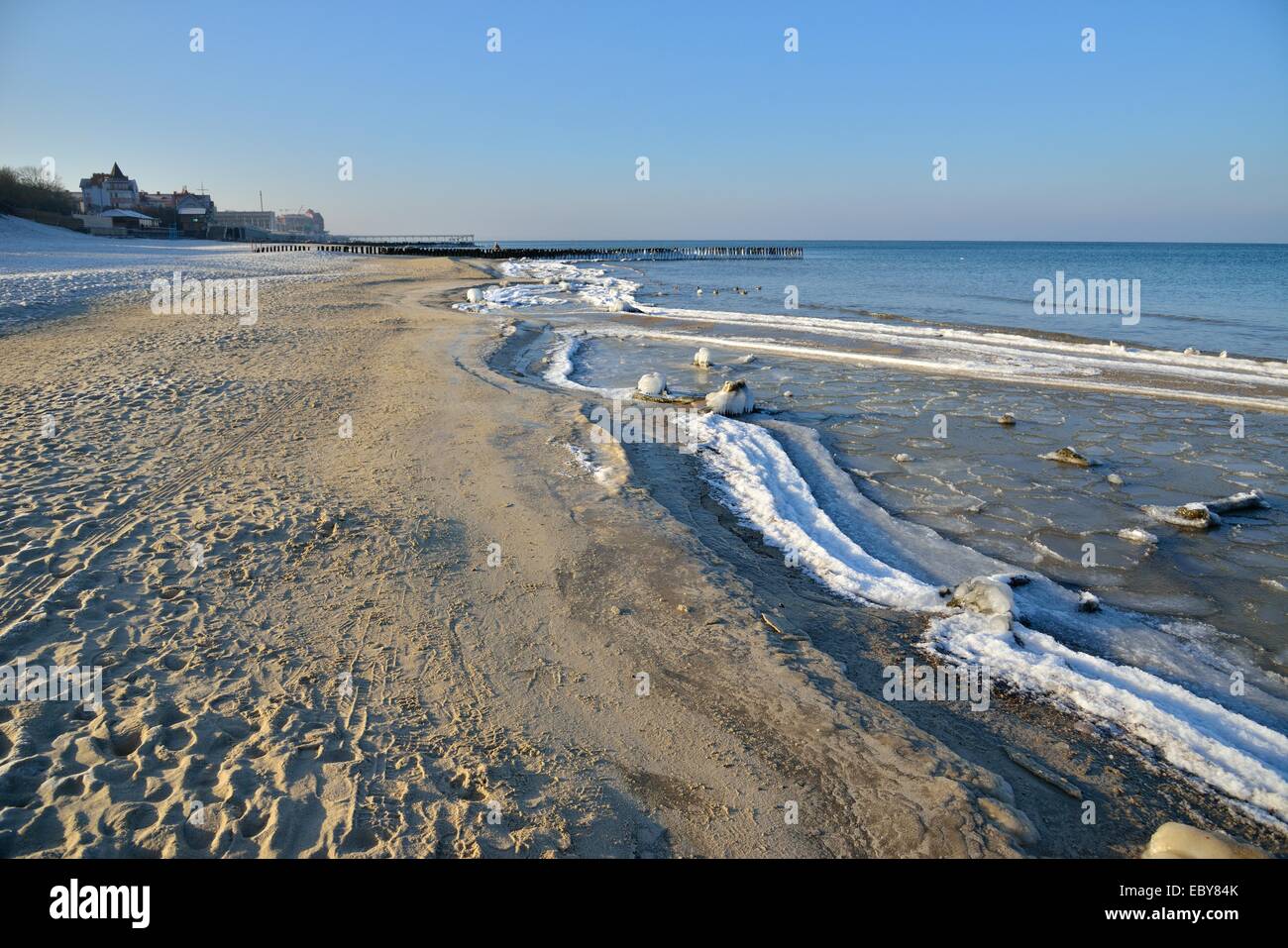 Plage de la mer Baltique d'hiver, couvert de glace Banque D'Images