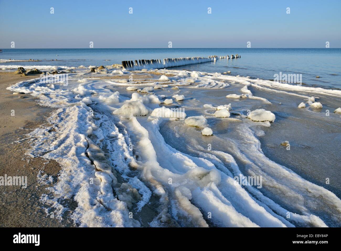 Plage de la mer Baltique d'hiver, couvert de glace Banque D'Images