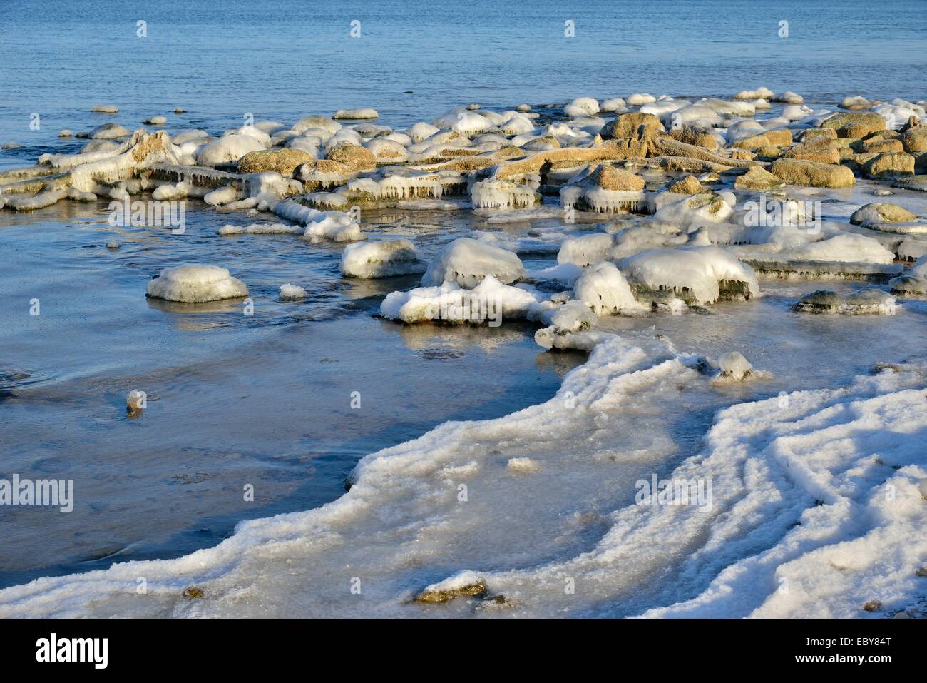 Plage de la mer Baltique d'hiver, couvert de glace Banque D'Images