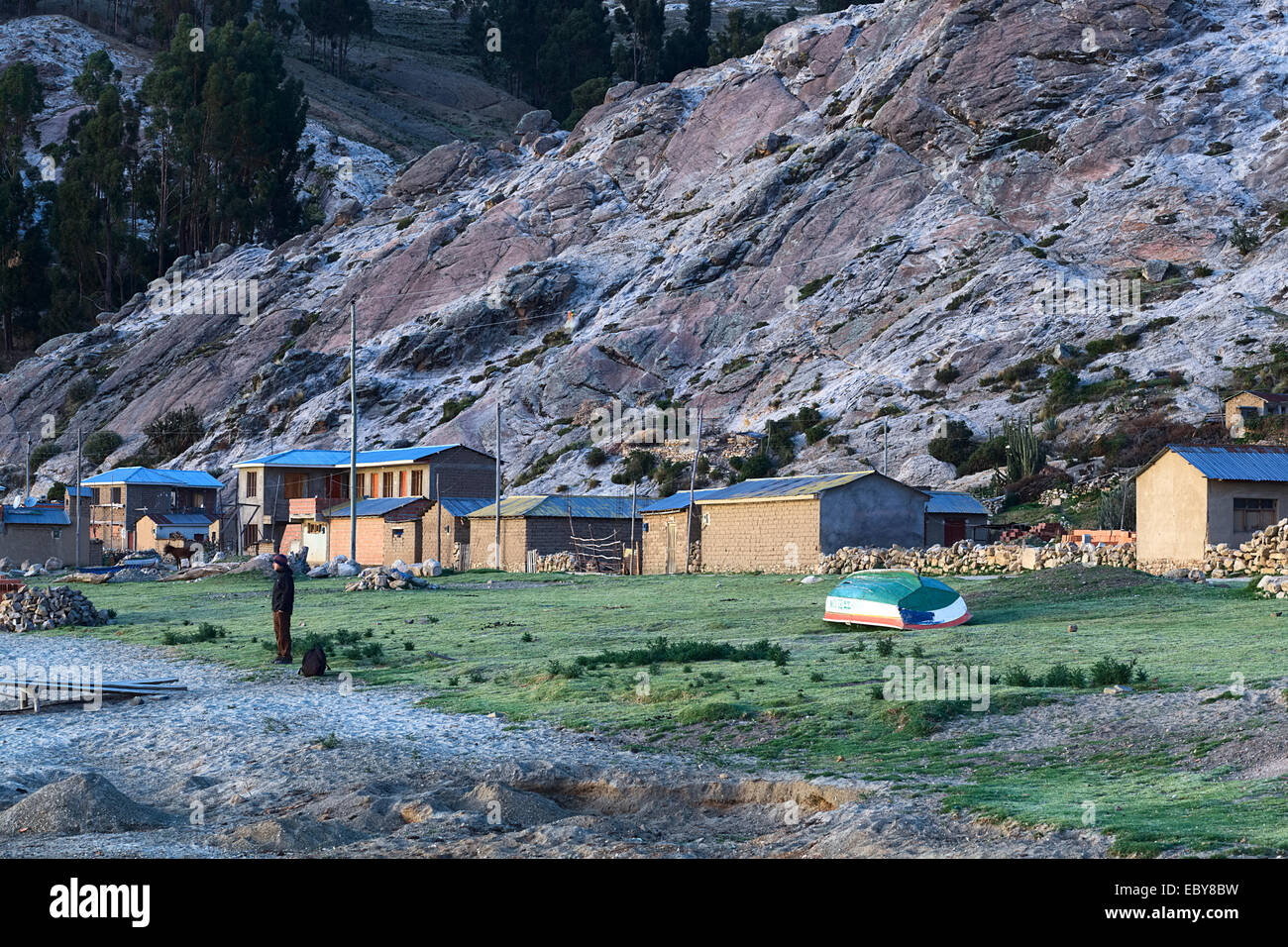 Personne debout sur la plage de Cha'llapampa dans la baie de Cha'lla sur l'Isla del Sol du Lac Titicaca, en Bolivie Banque D'Images